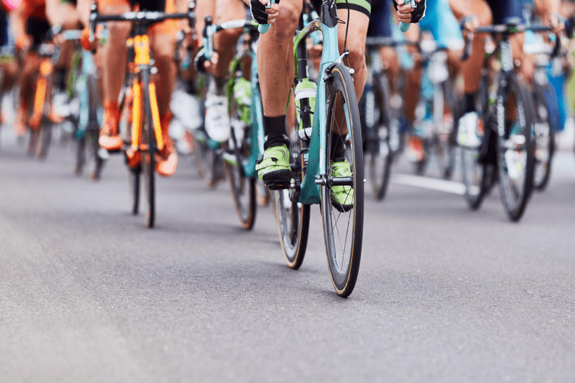 自転車競技でゴールする瞬間