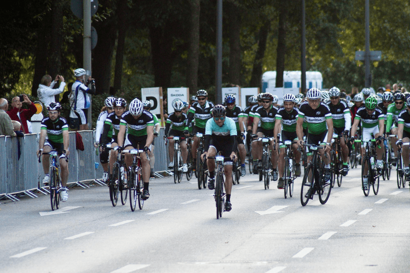 自転車のロードレースで走る人々